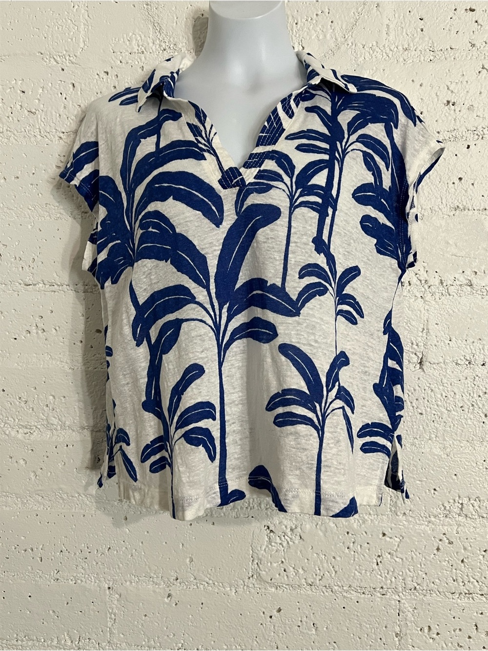Tahari Womens Top L Blue Topical Leaf Print 100% Linen Short Sleeve Collared G20